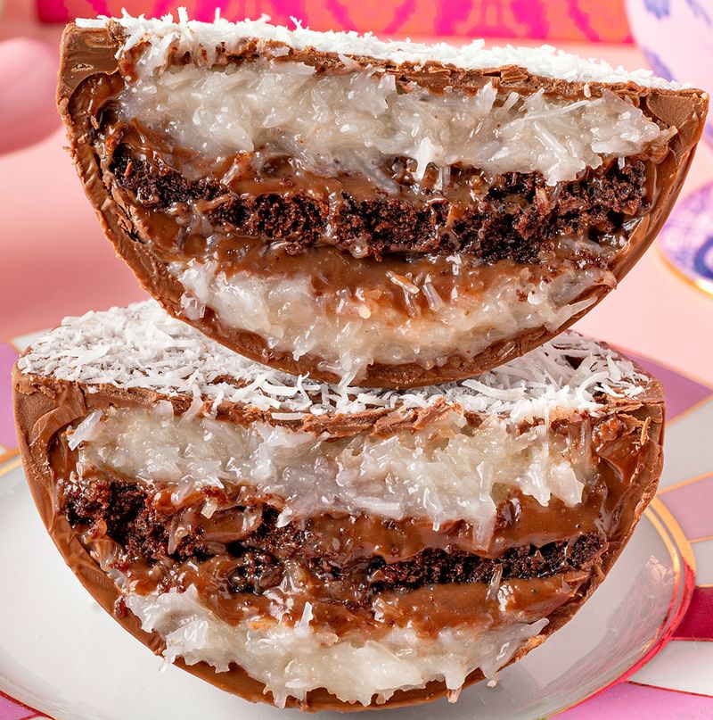 OVO-MEIA-CASCA-BOLO-DE-CHOCOLATE-COCO-E-BRIGADEIRO